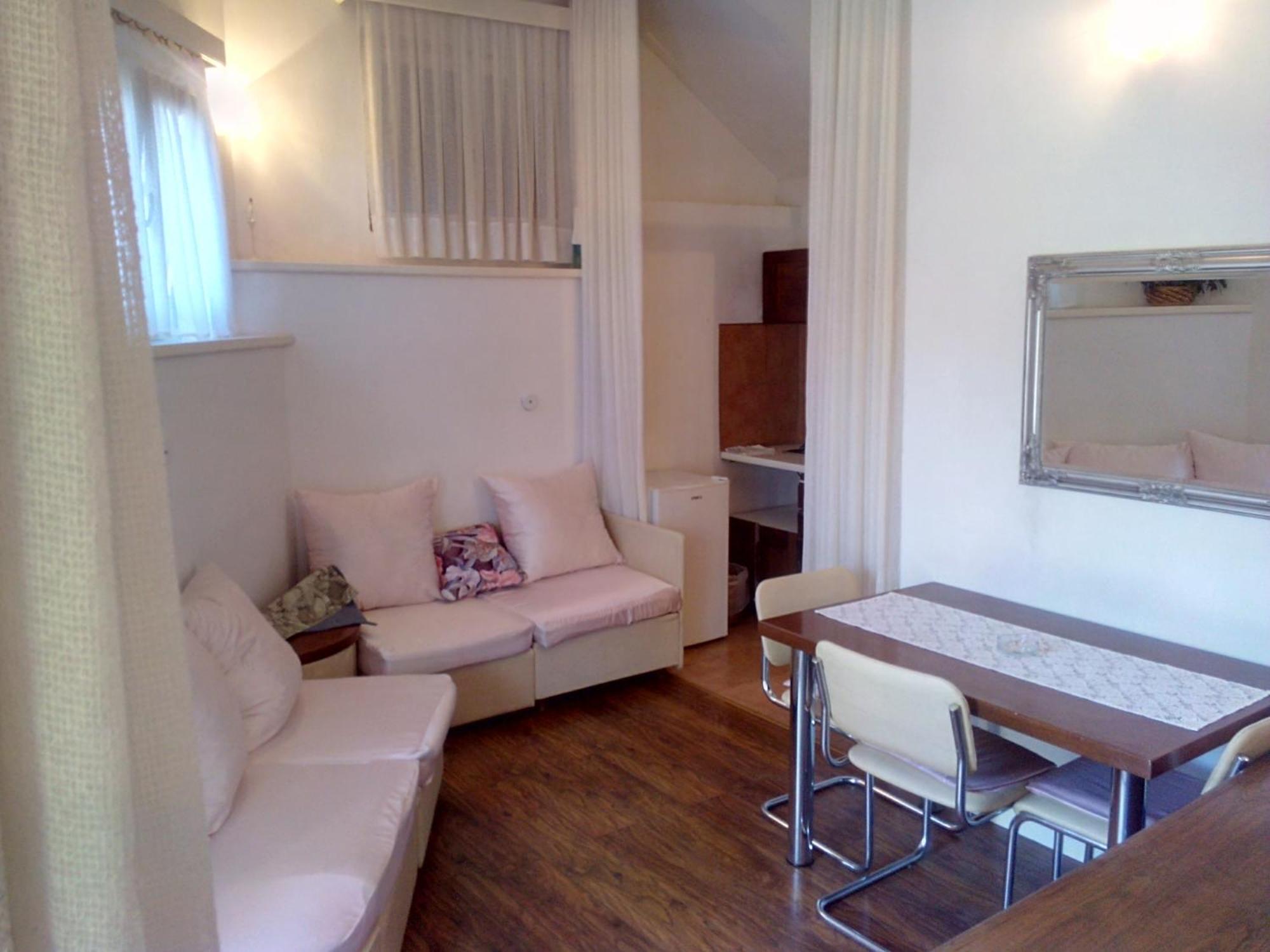 Collins Apartment *